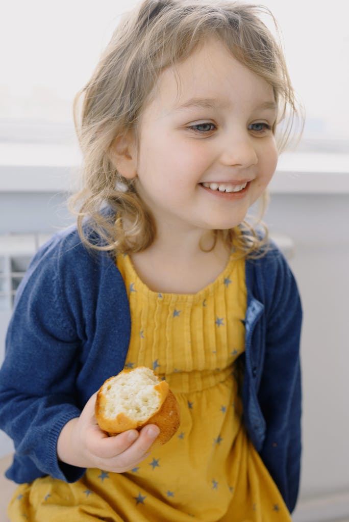 Fröhliches Kind im Wildfang Kindergarten Berlin Kreuzberg genießt eine Mahlzeit