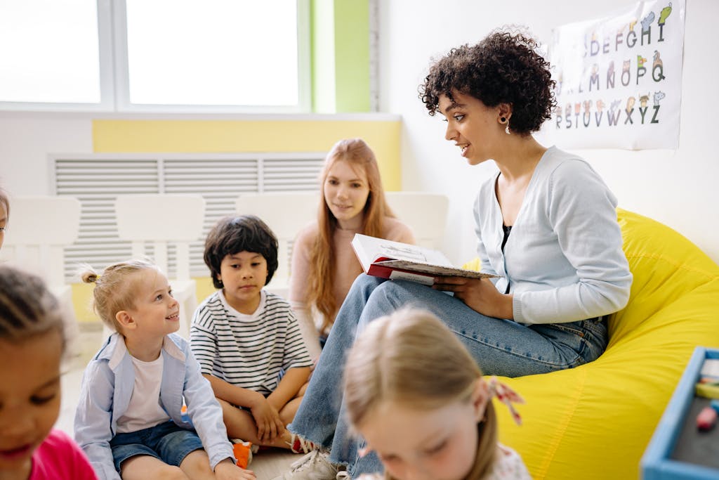 Erzieherin liest Kinder des Wildfang Kindergartens aus einem Buch vor. Das ist möglich durch die Förderung mit Berlinpass BuT