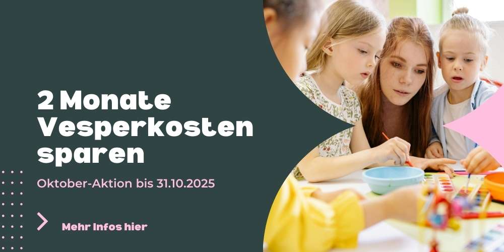 Erzieherin und Kinder malen. Daneben ist geschrieben: 2 Monate Vesperkosten sparen Oktober Aktion bis 31.10.2025 Mehr Infos hier.